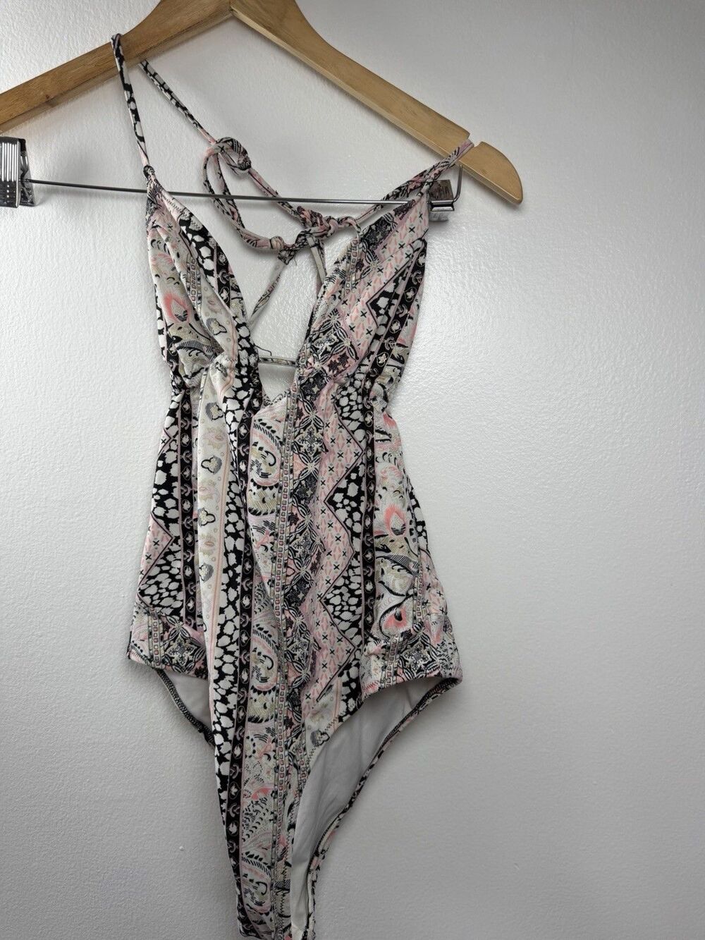 Victoria’s Secret Boho Paisley One Piece Swimsuit Halter Open Back Tassel Size S - Picture 2 of 10